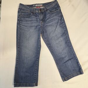 Denizen from Levis  Capri Blue Jeans Rear Button Flap Pockets